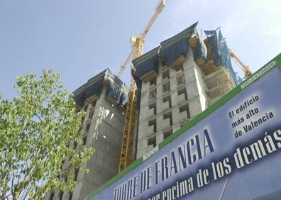 Imagen secundaria 1 - Dos imágenes de archivo de la Torre de Francia en construcción, hace ahora veinte años. A la derecha, en la actualidad.