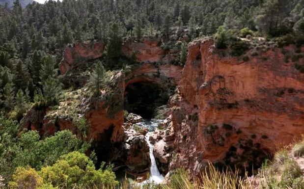 Poza con cascada de diez metros de altura.