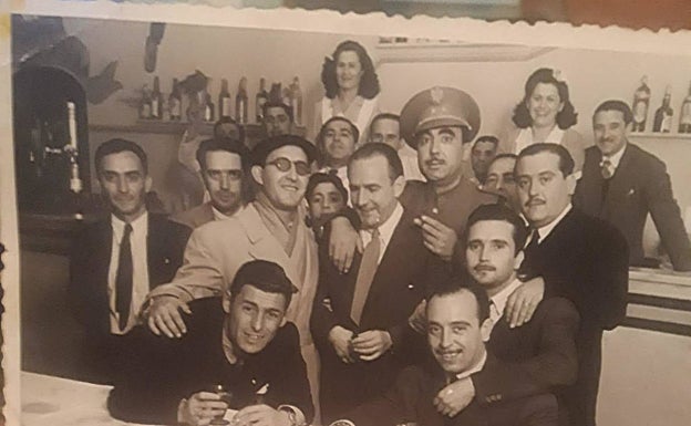 En el centro, Gorostiza, miembro de la Delantera Eléctrica, y, a su izquierda, Constantino. 