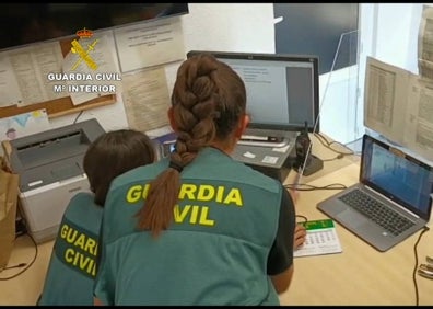 Imagen secundaria 1 - Los agentes descubrieron cómo cambiaron los números de cuenta y confundieron a los clientes. 
