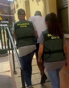 Imagen secundaria 2 - Los agentes descubrieron cómo cambiaron los números de cuenta y confundieron a los clientes. 