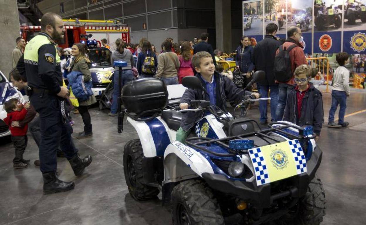 Espacio destinado a la Policía Local y Bomberos de Valencia, en una edición de Expojove. 