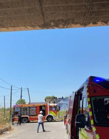 Imagen secundaria 2 - Policías y bomberos en el lugar de los hechos. 