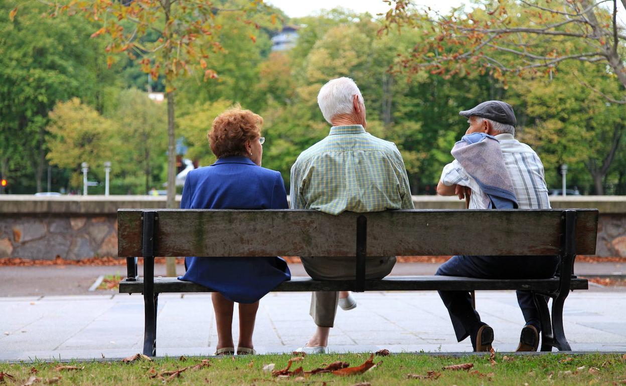 La edad de jubilación preocupa a los españoles, que ven como se incrementa cada año. 