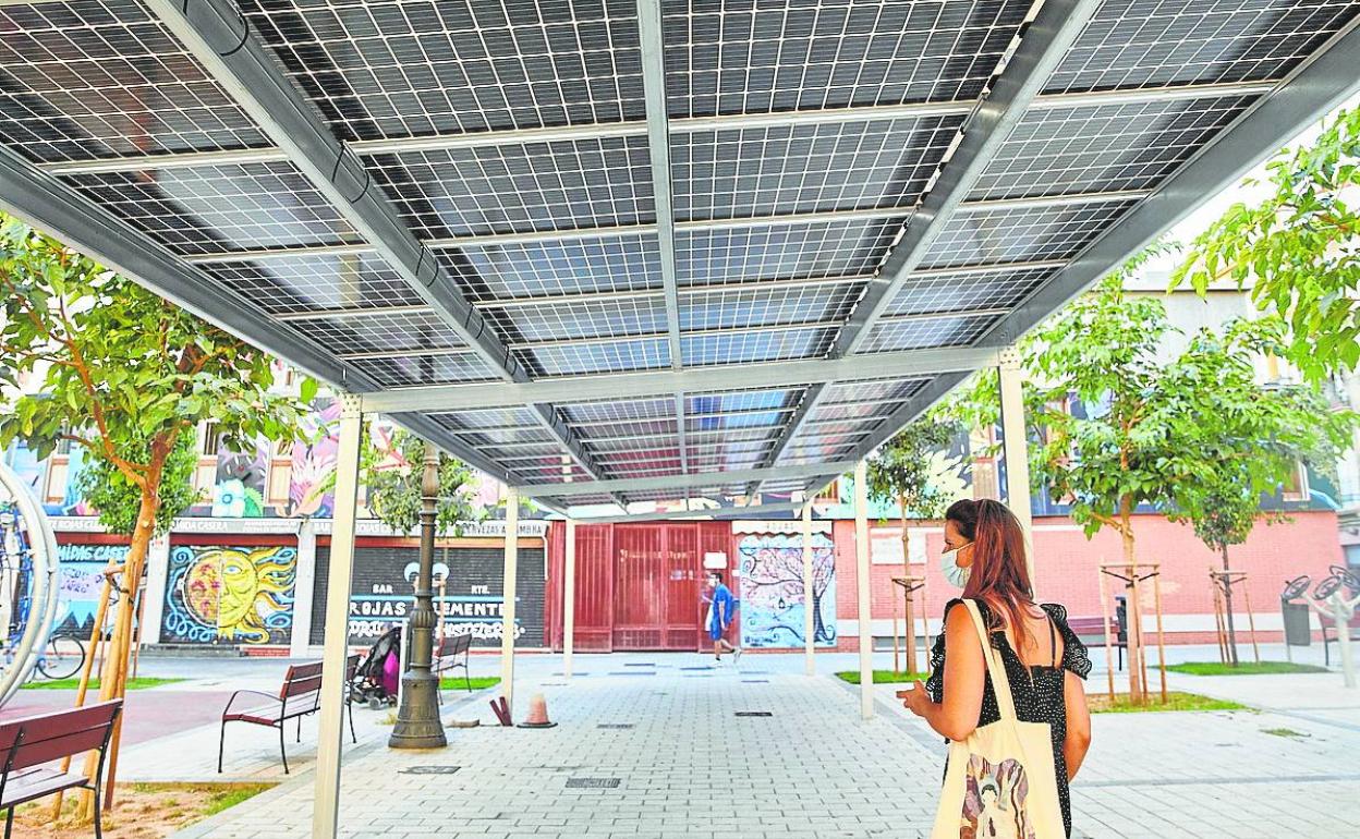 En la plaza de Rojas Clemente se instalaron paneles fotovoltaicos en las pérgolas.