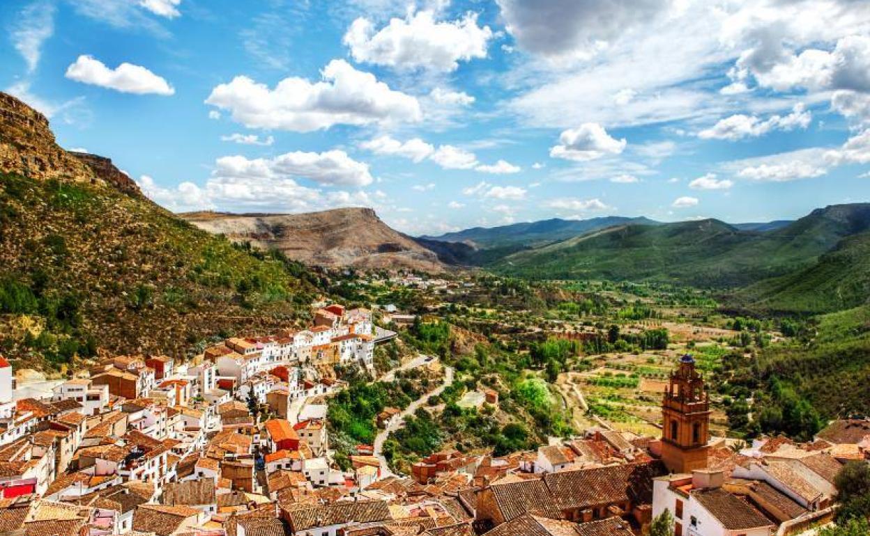 Vista de Chulilla, un pueblo español situado entre montañas.