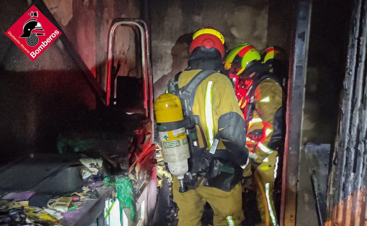 Los bomberos extinguen el incendio de anoche en Crevillente. 