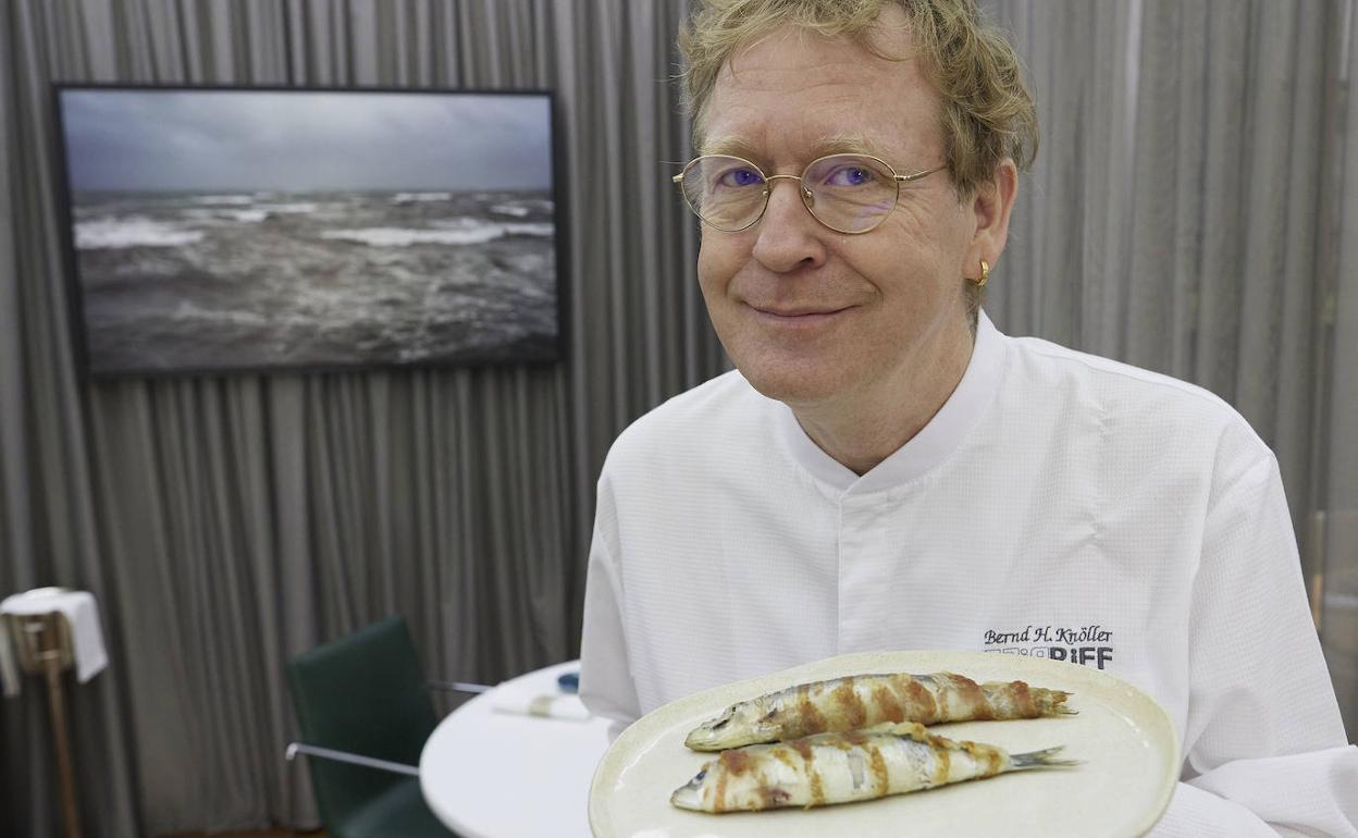 Bernd Knöller, con un plato de sardinas inspirado en 'El viejo y el mar'. 