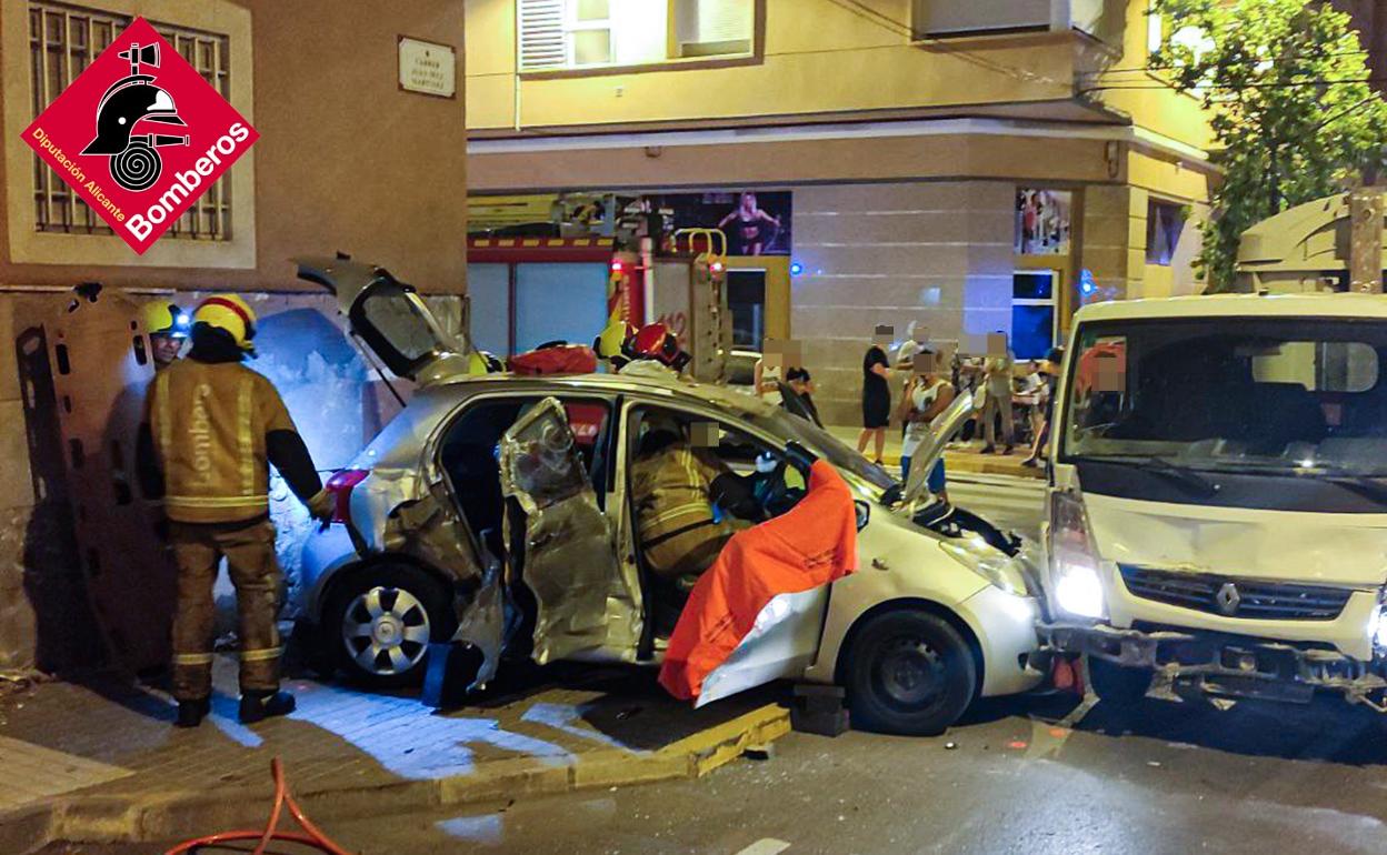 Los bomberos trabajan en la excarcelación de las ocupantes del vehículo. 