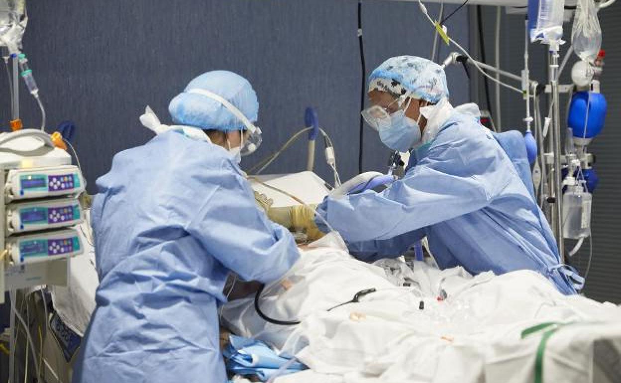 Dos sanitarias trabajan en la zona Covid de la UCI del Hospital Arnau de Vilanova.