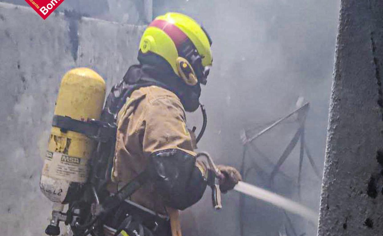 Imagen de los bomberos apagando el incendio de Callosa d'en Sarrià