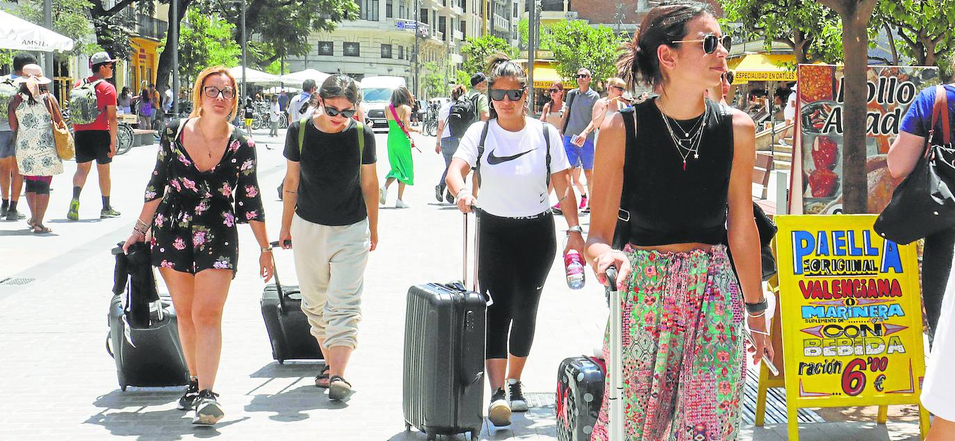 Varias turistas este viernes por las calles de Valencia. 