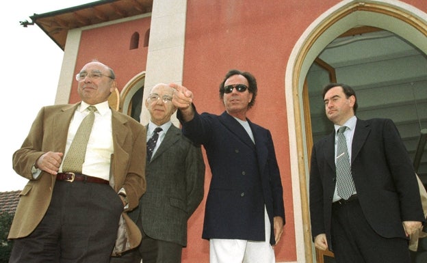 Imagen principal - 1. El cantante Julio Iglesias, los empresarios Andrés Ballester y José Lladró y el alcalde de Altea, Miguel Ortiz, cuando se presentó Villa Gadea. 2. El cantante Michael Jackson, durante su visita a la Ciudad de la Porcelana en 1992. 