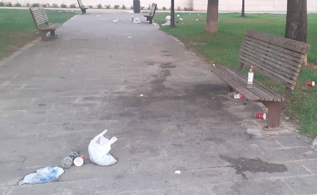 Restos de botellón en un parque de Benicalap. 