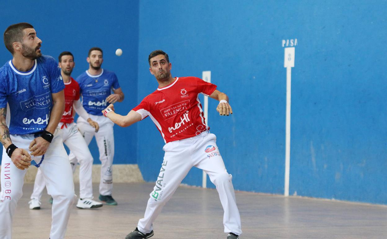 Alejandro de Paterna golpea de bot i braç durante la partida. 