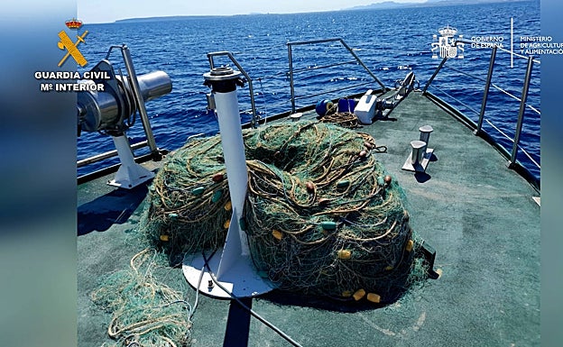 Imagen principal - Así fue la retirada de las redes ilegales. 