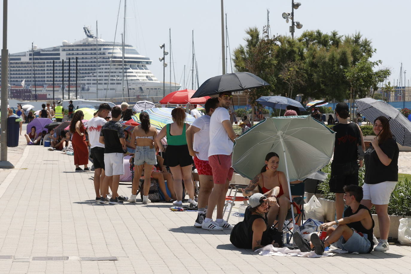 Fotos: Colas para ver a Rosalía en Valencia en plena ola de calor