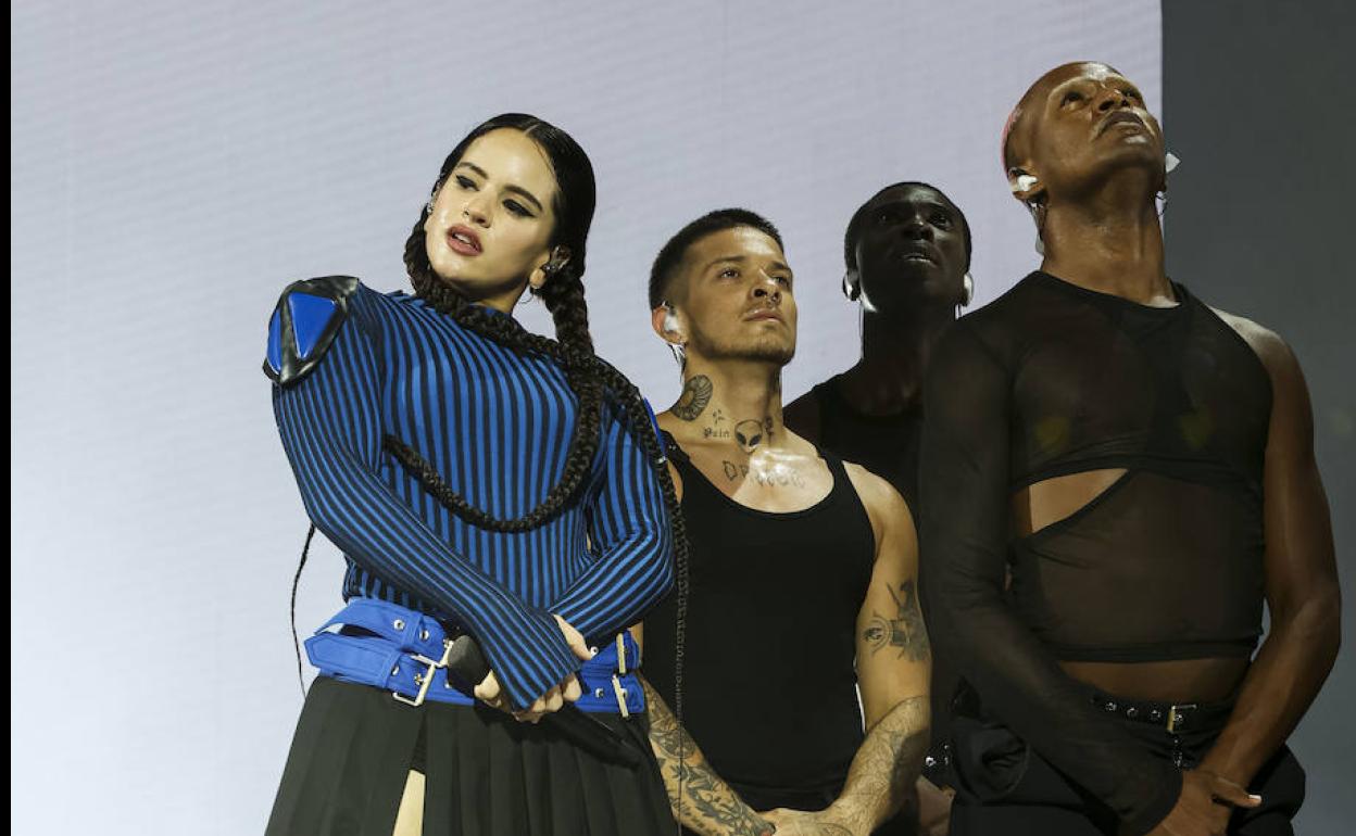 La cantante Rosalía con parte de su equipo durante su concierto en Valencia. 