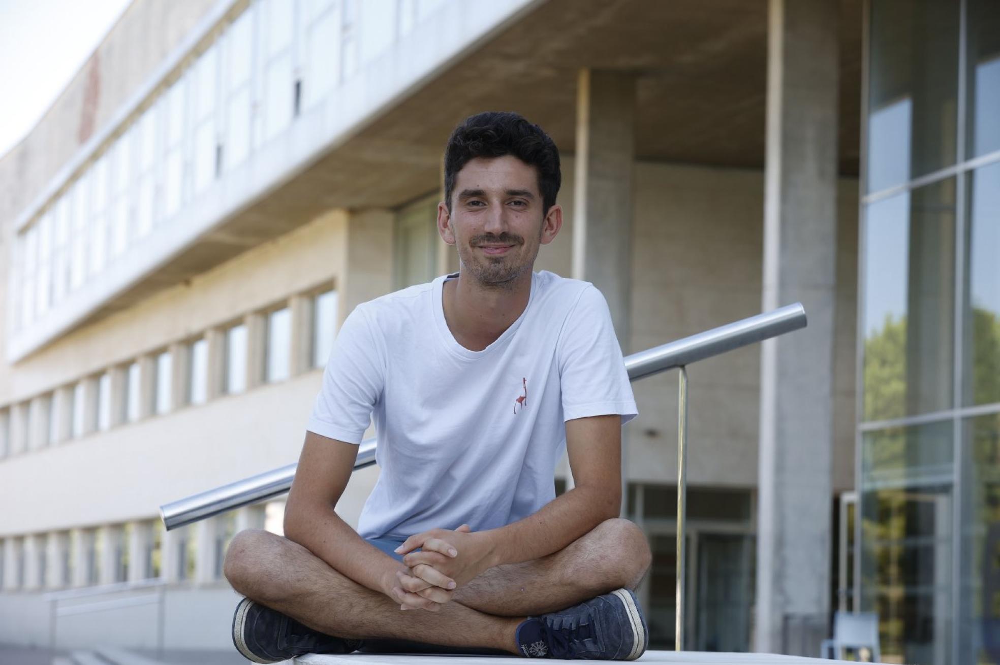 En la universidad. Marc posa junto al edificio Nexus de la UPV, uno de los más singulares del campus de Vera. 