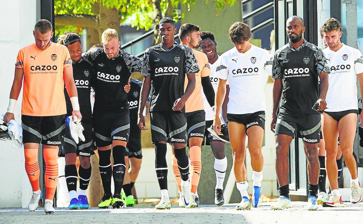 Jugadores del Valencia, en las instalaciones de la ciudad deportiva de Paterna.