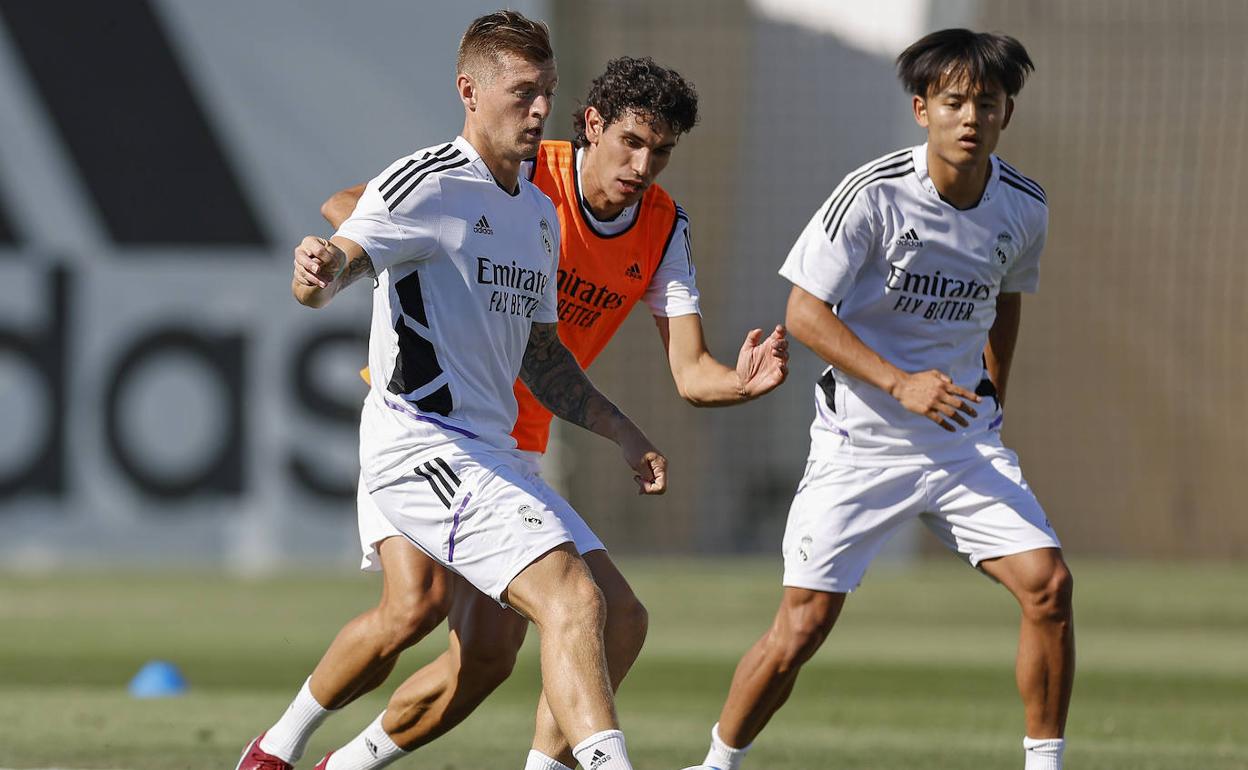 Kroos, Vallejo y Kubo, durante un entrenamiento del Real Madrid. 