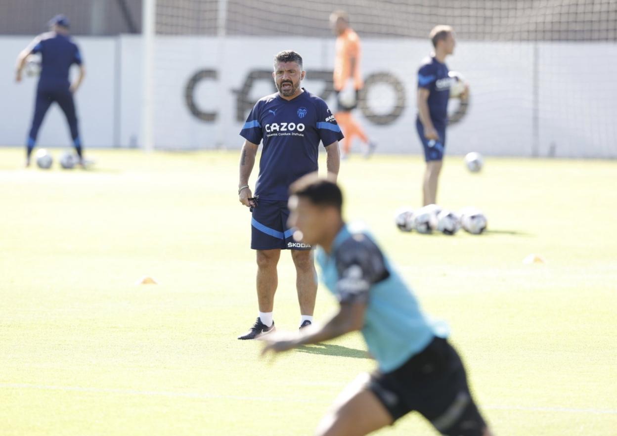 Gennaro Gattuso da indicaciones en un entrenamiento. iván arlandis