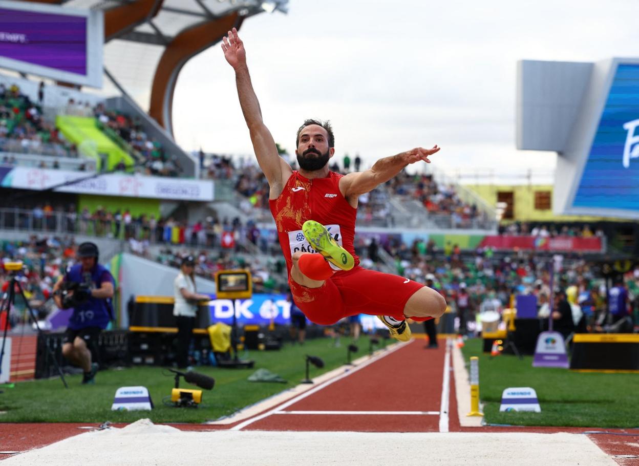 Eusebio Cáceres, durante la final de salto de longitud del Mundial. REUTERS/Kai Pfaffenbach