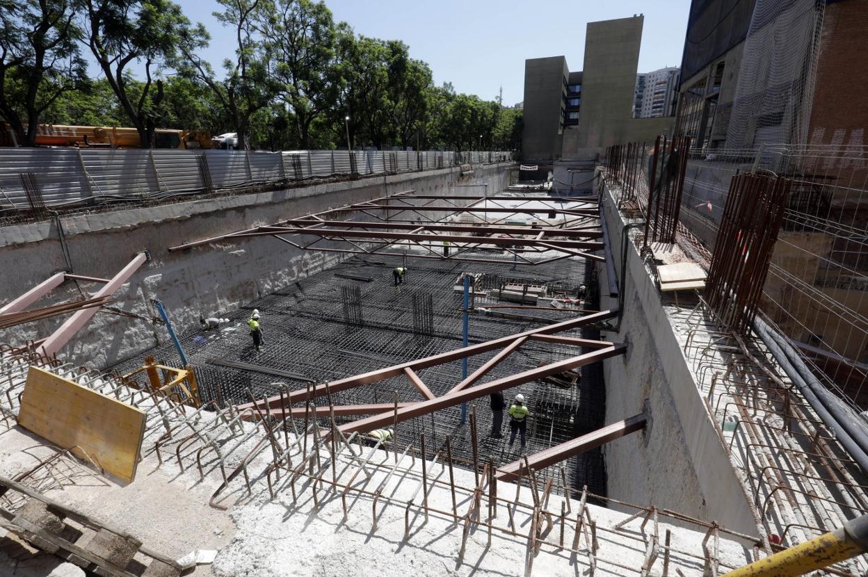 Operarios en las obras de ampliación del Hospital Clínico de Valencia. irene marsilla