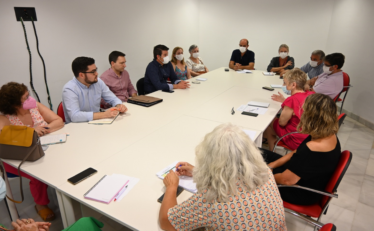 Encuentro entre los diferentes agentes locales para tratar la problemática derivada del hospital. 