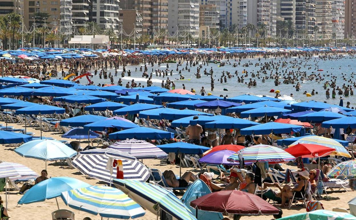 Una de las playas de Benidorm llena de turistas durante este mes de julio. 