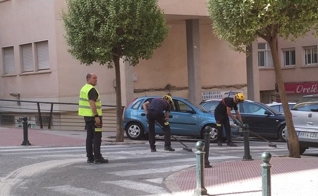 Imagen principal - (Abajo izquierda) Bolardo que ha ocasionado la fuga de aceite. 