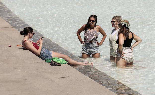 Cuatro mujeres se refrescan en Valencia. 