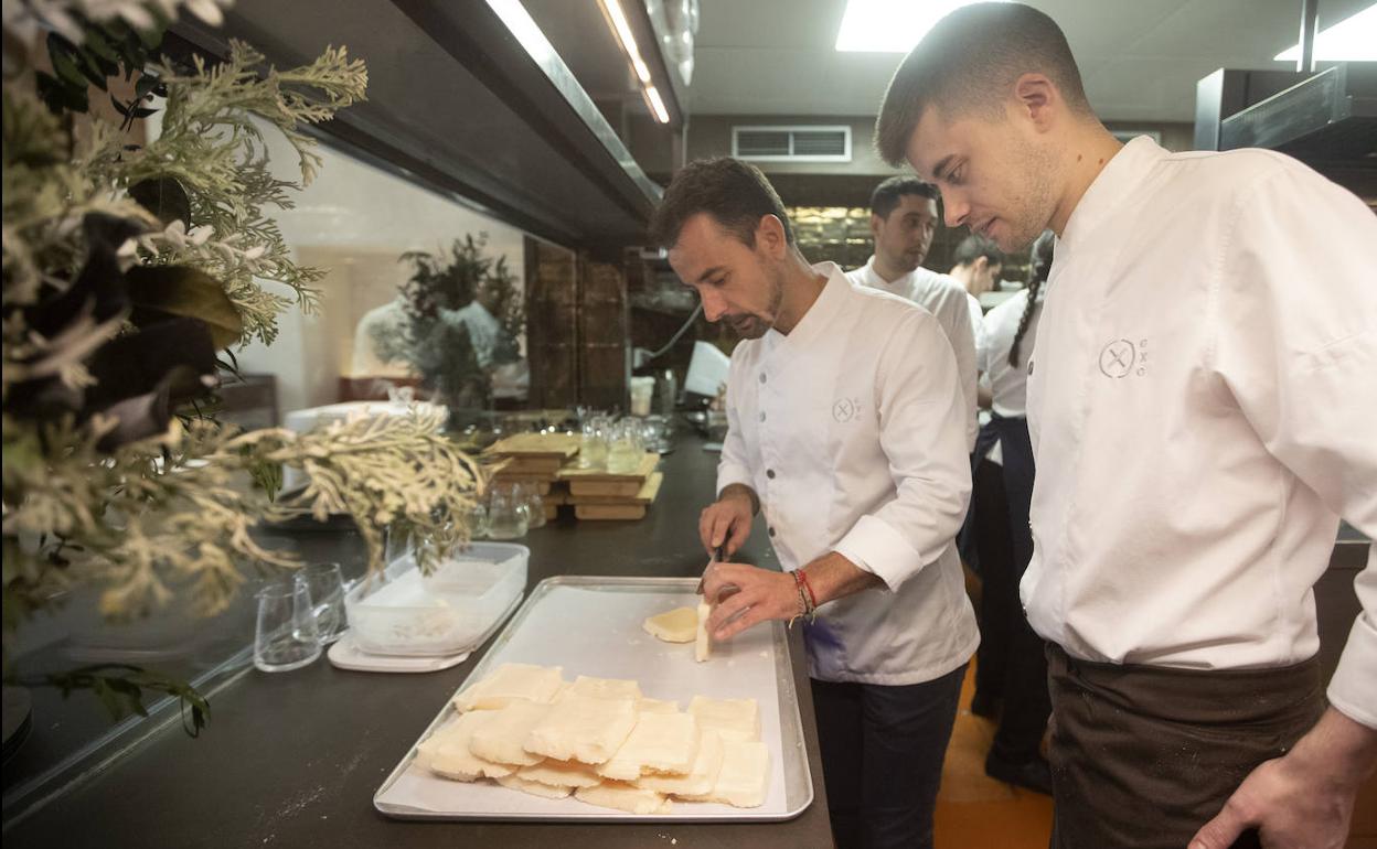 El chef Eduard Xatruch (i), cofundador del restaurante Disfrutar. 