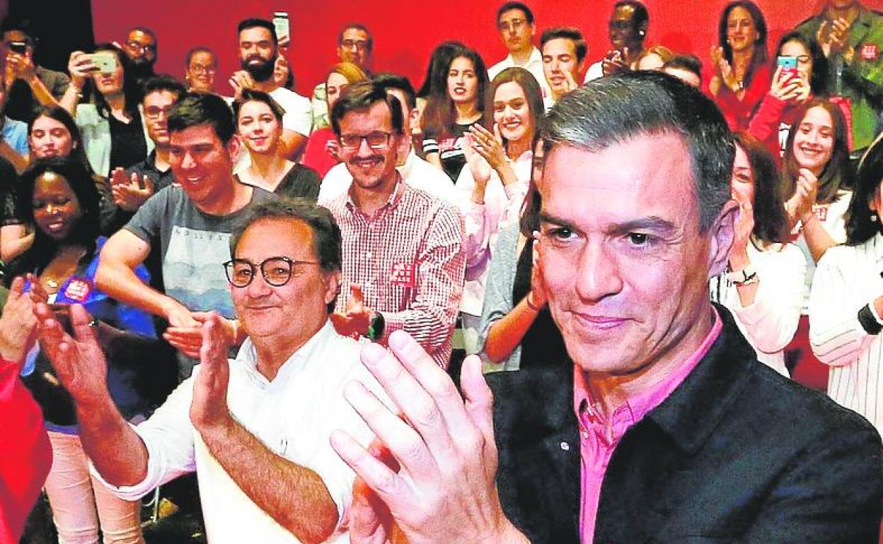 Sanguino y Pedro Sánchez, en un acto del PSOE en Alicante. 