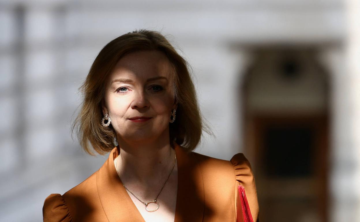 La ministra de Exteriores británica, Liz Truss, a su llegada este martes a Downing Street