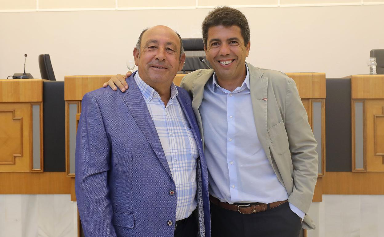 Jaume Pascual (izquierda) junto a presidente de la Diputación, Carlos Mazón. 