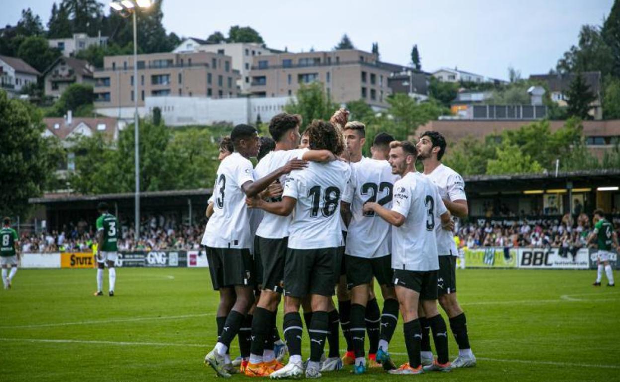 El equipo celebra uno de los goles ante el St. Gallen. 