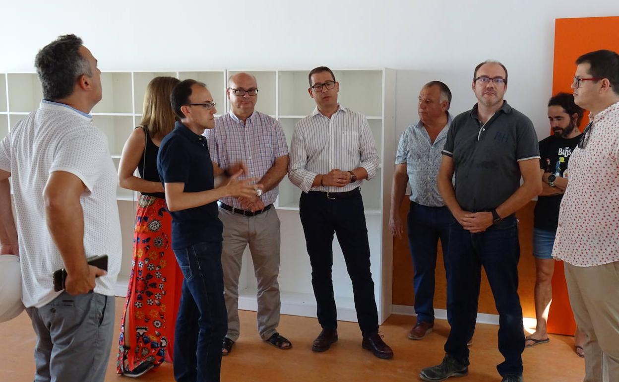 El director general de Infraestructuras Educativas y el alcalde visitan el nuevo CEIP Gasparot. 