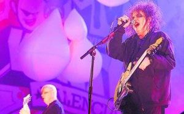 Robert Smith, líder de The Cure, en su actuación en el festival MTV Winter de 2007. 