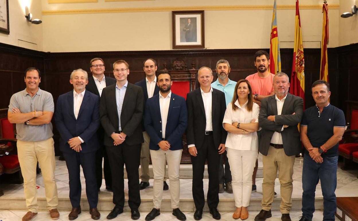 Los miembros de la corporación asistentes a la reunión. 