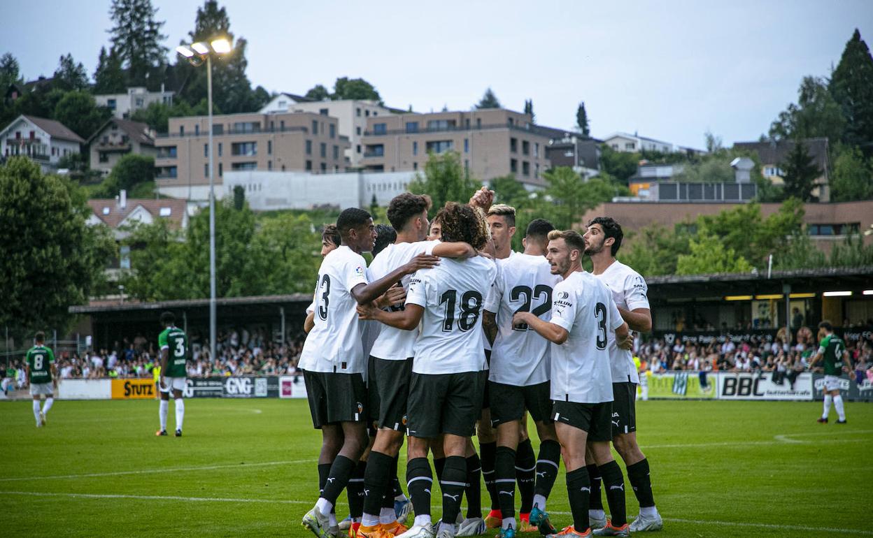 Los jugadores del Valencia celebran uno de los goles ante el St. Gallen. 