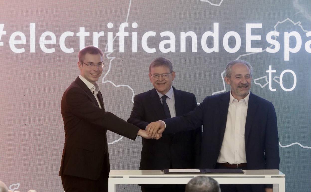 Sebastian Wolf, Ximo Puig y Alfonso Sancha, en el acto celebrado este jueves en el Palau de la Generalitat. 