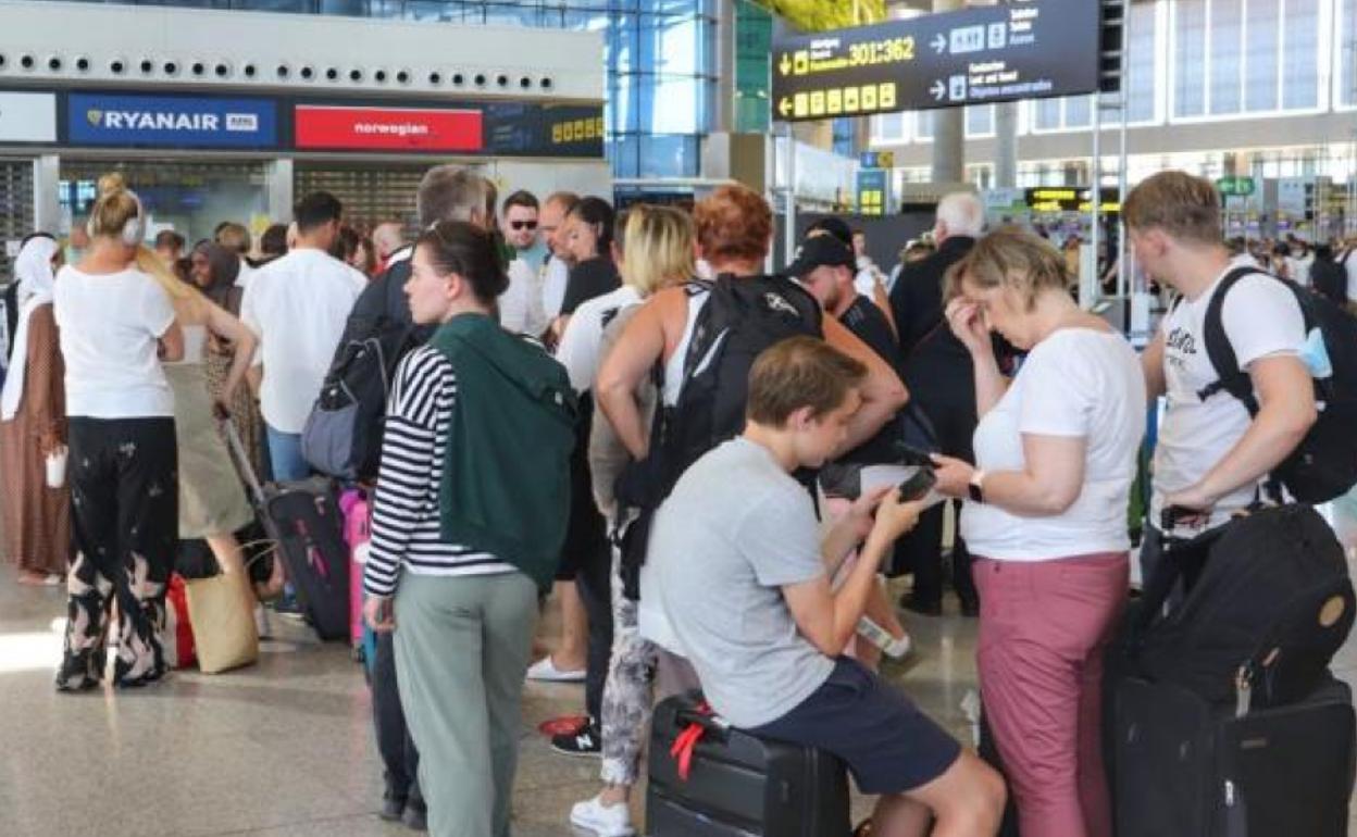 Pasajeros afectados por la huelga en Ryanair.