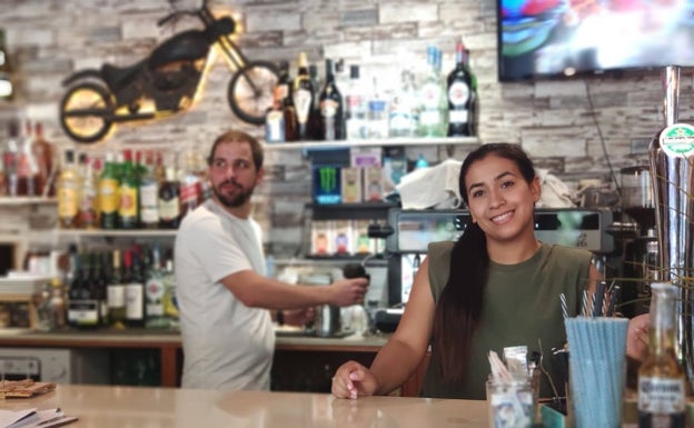 Jean y Adriana, en el restaurante Tránsito de comida venezolana en la avenida de Francia.