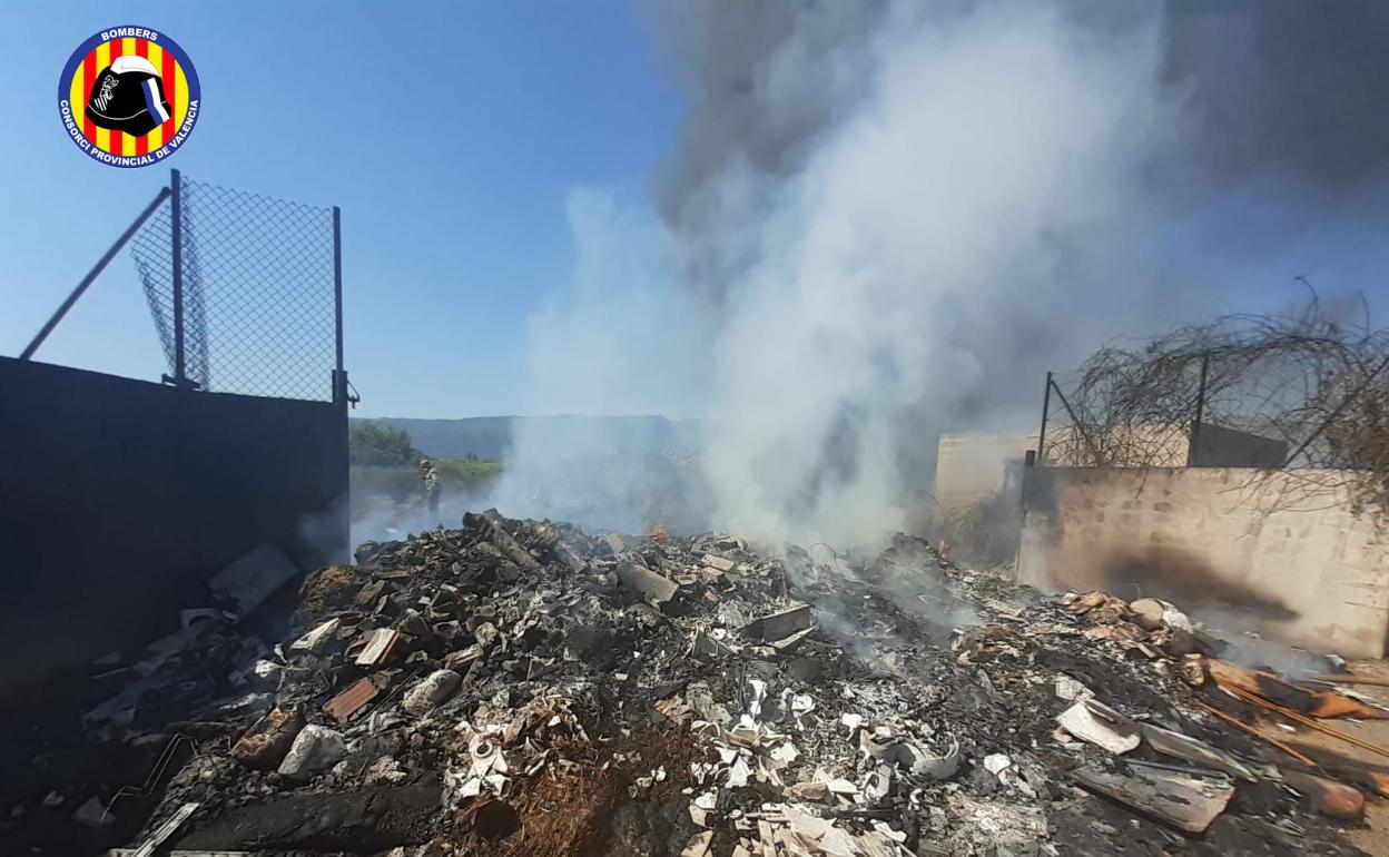 Los bomberos apagan las llamas en Ador.