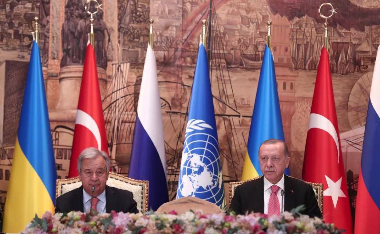 El secretario general de la ONU, António Guterres, y el presidente de Turquía, Recep Tayyip Erdogan, este viernes en Estambul