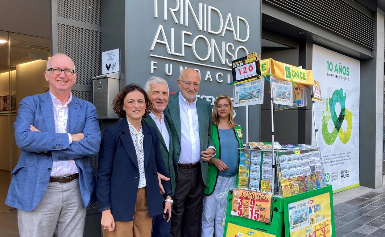 Gómez, Tejedor, Pichel, Roig e Isabel, vendedora de la ONCE desde hace siete años, en la puerta de la Fundación. 