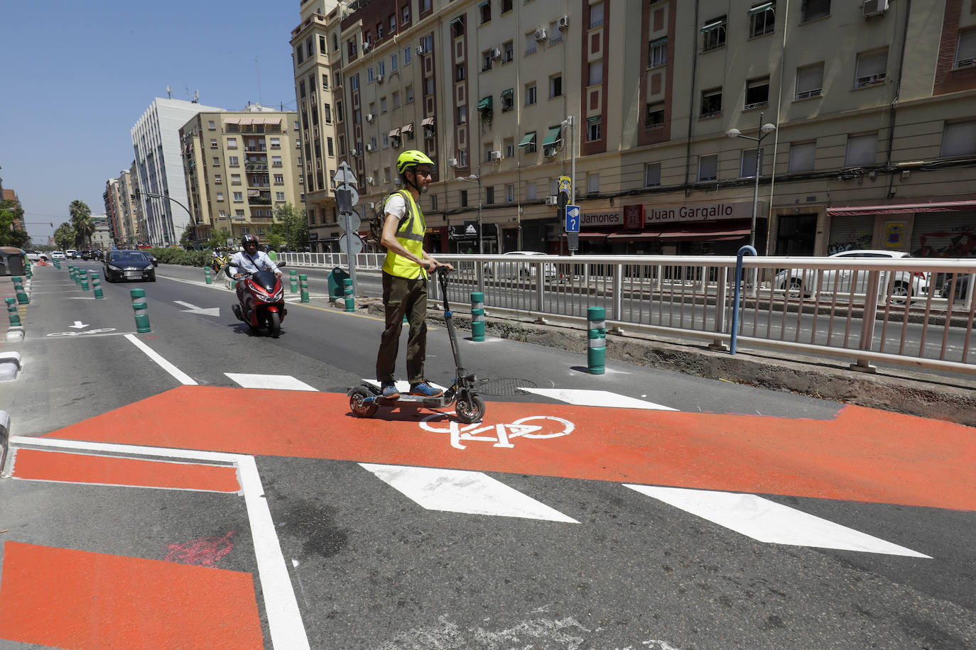 Fotos: Otra improvisación en la avenida Pérez Galdós de Valencia