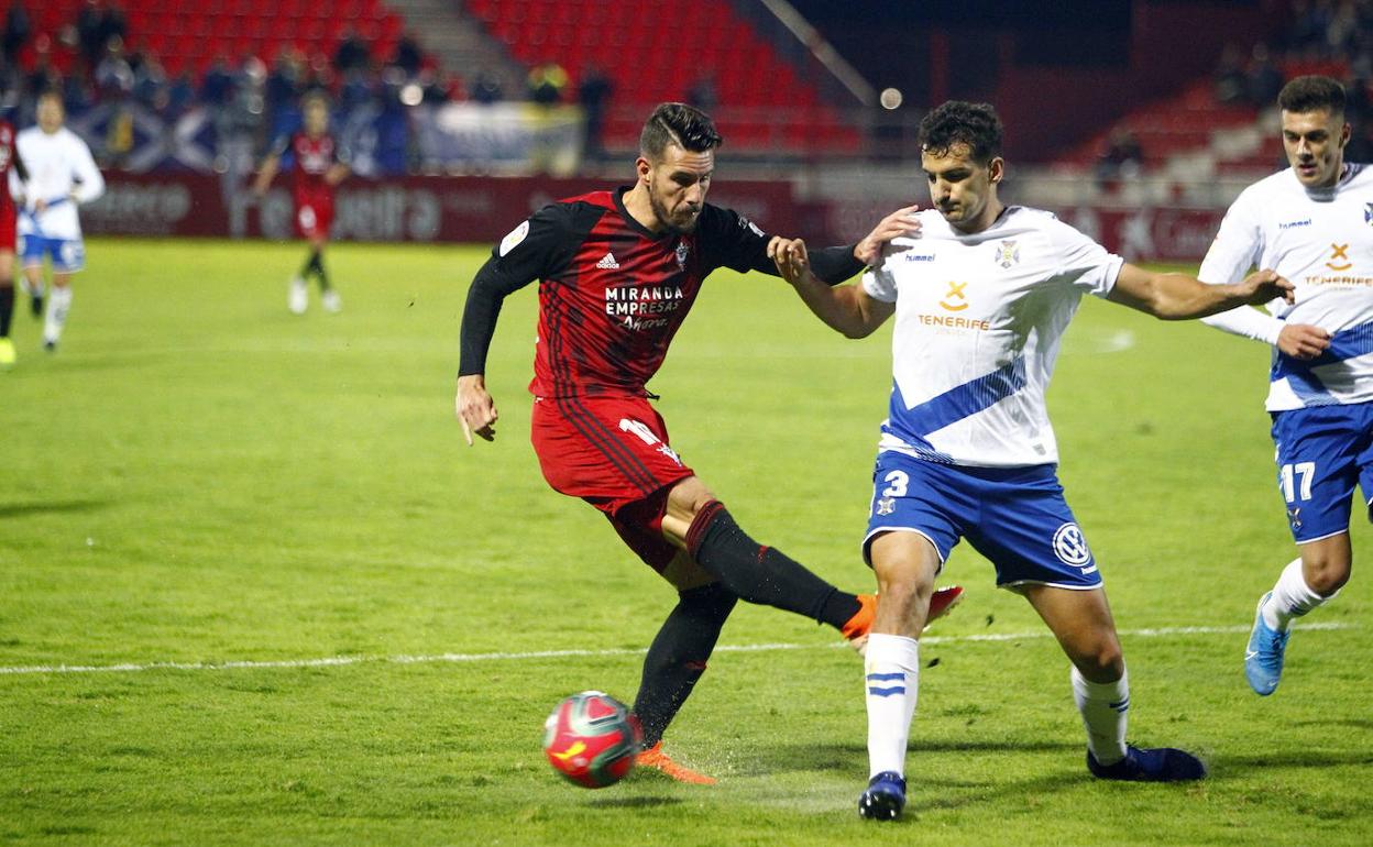 Álex Muñoz presiona durante un partido del Tenerife en la temporada 2019-20.