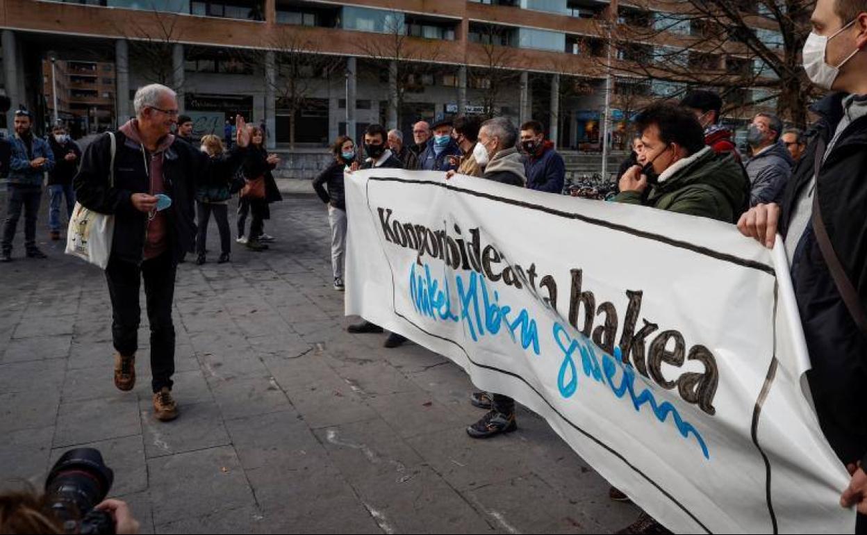 El exdirigente de ETA Mikel Albisu 'Antza' saluda a militantes de Sortu concentrados este martes frente al Palacio de Justicia de San Sebasián.